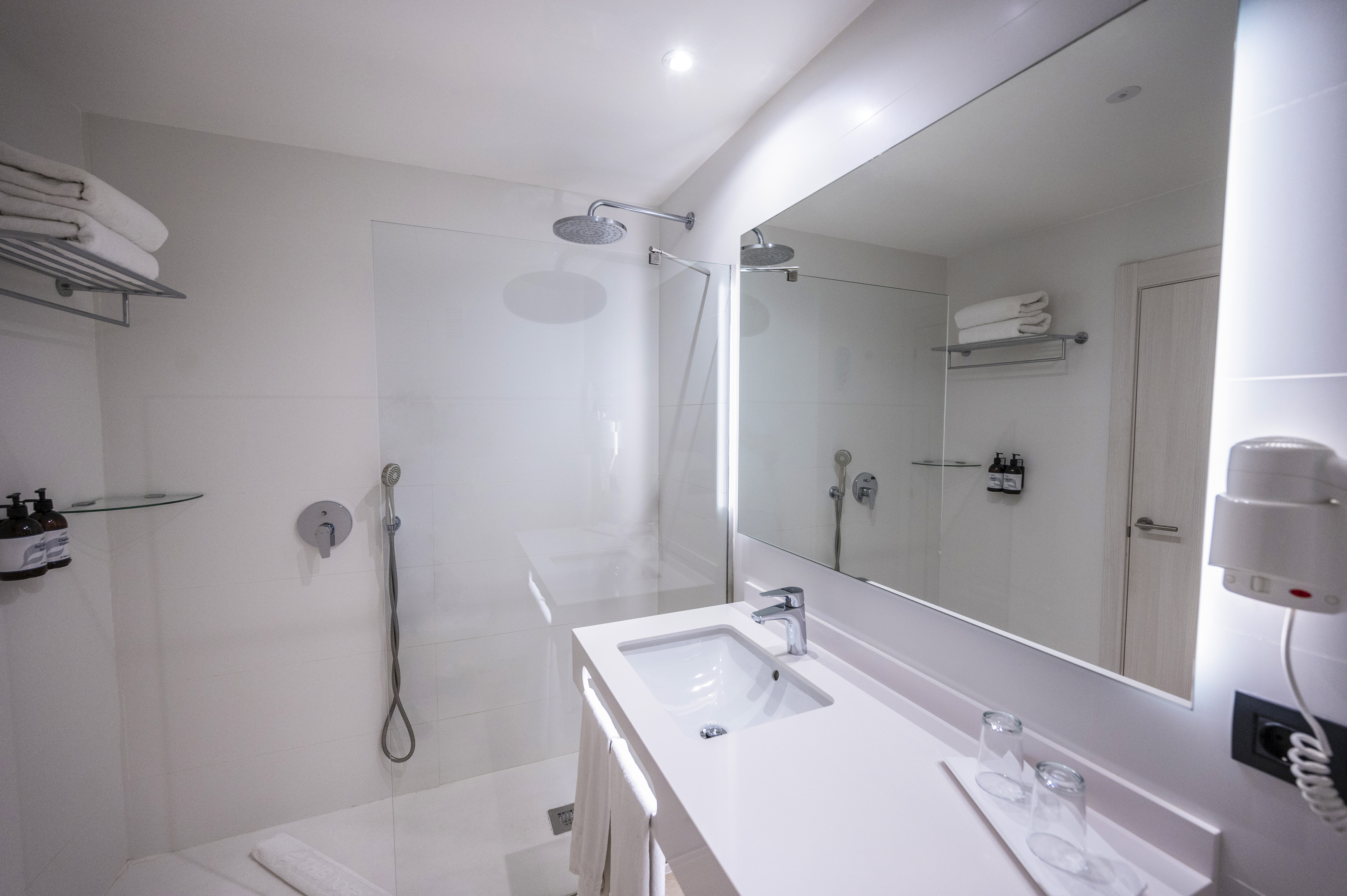 غرفة سوبيريور بسرير مزدوج بإطلالة على المسبح بحوض استحمام، Thb Naeco Ibiza - Adults Only 9/9