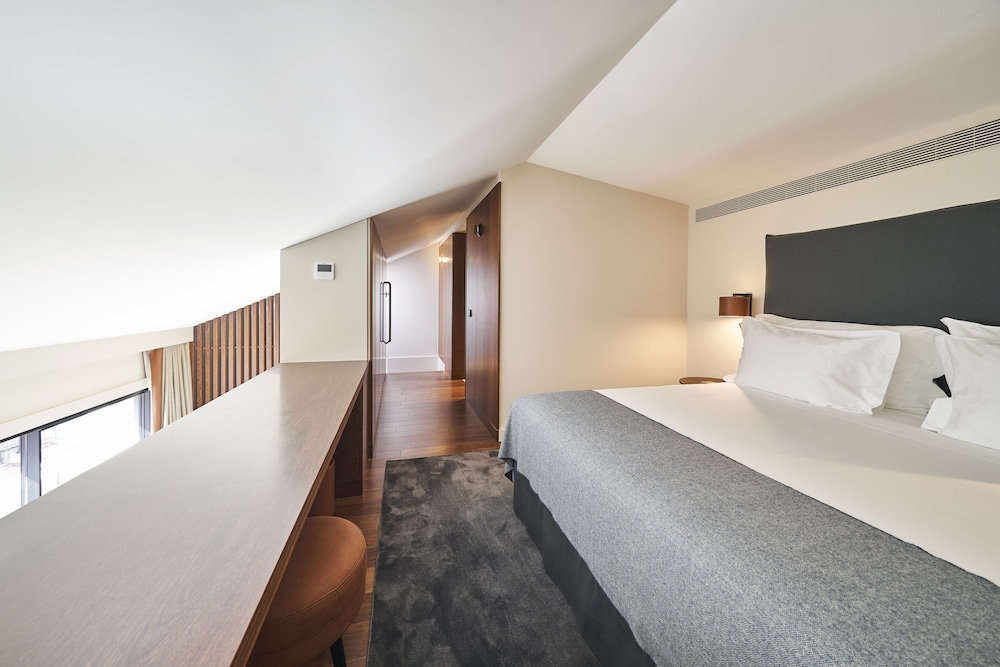 DUPLEX, SUITE, TOP FLOOR