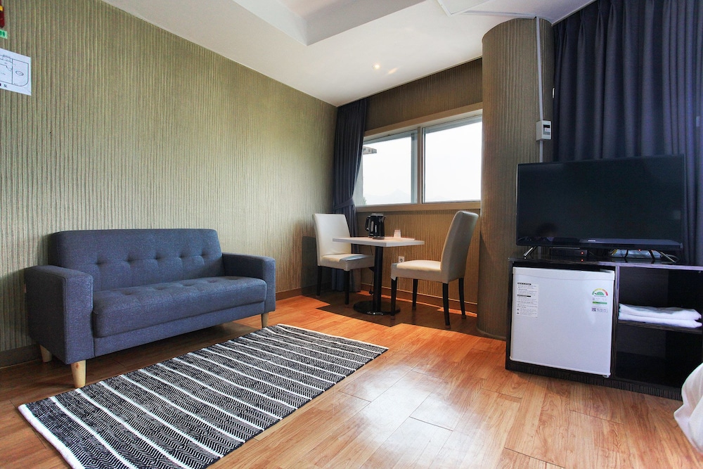 J Hotel 20/45