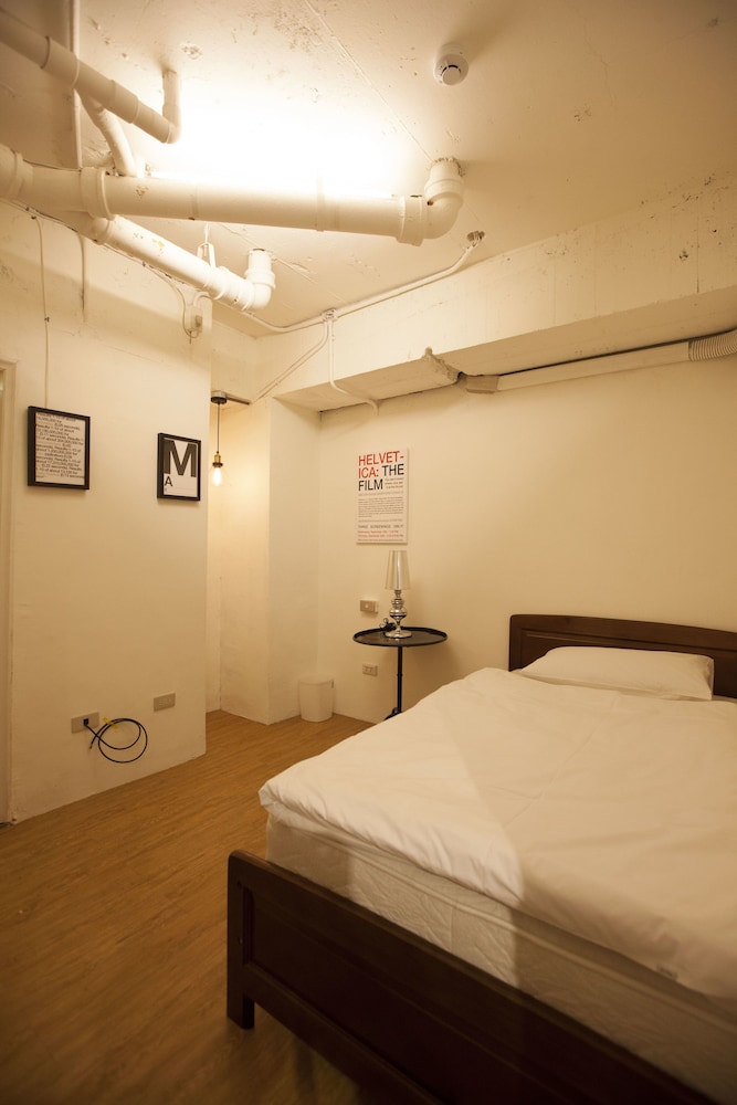 Mr Lobsters Secret Den Design Hostel 18/63