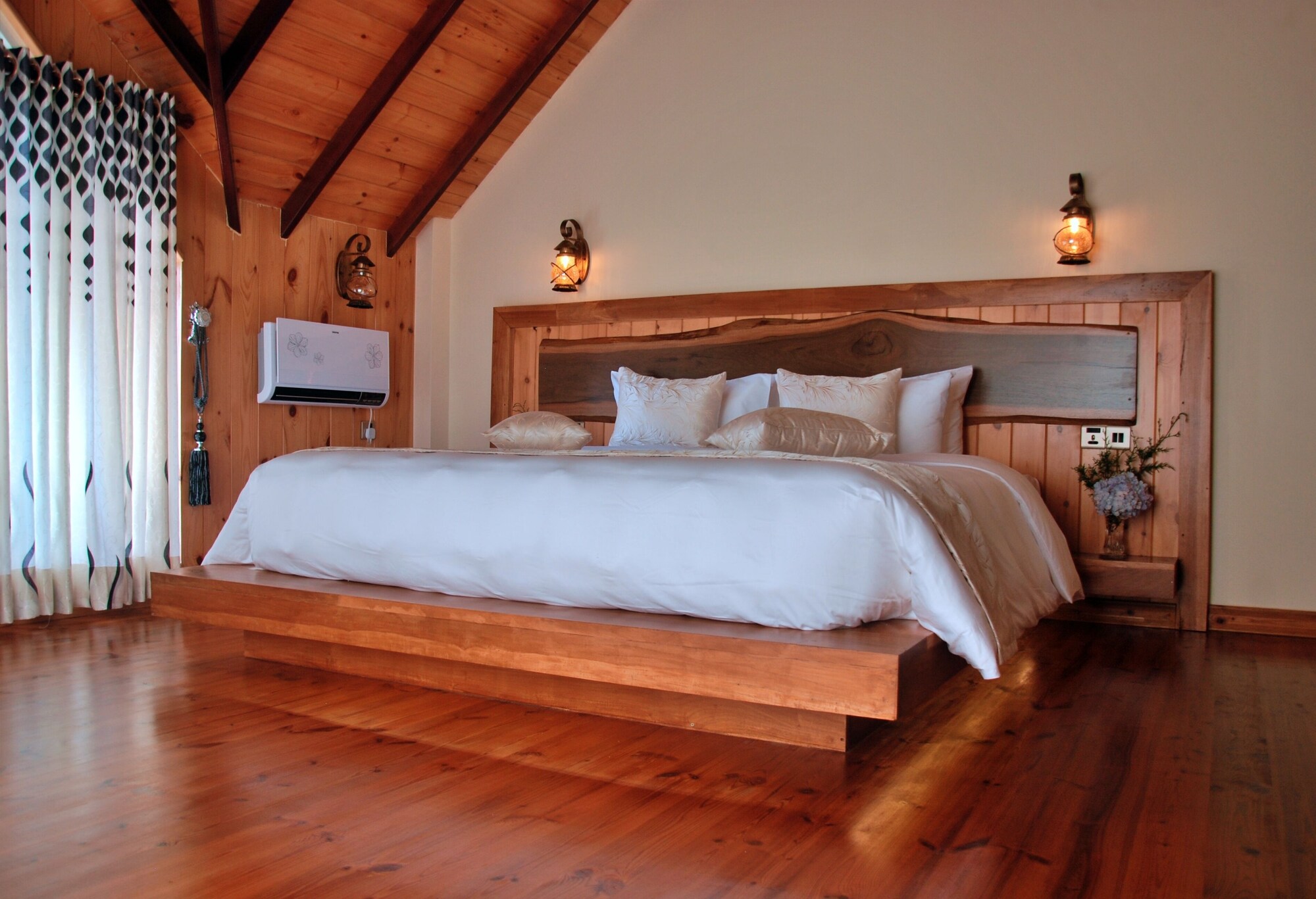GRAND, DOUBLE BED