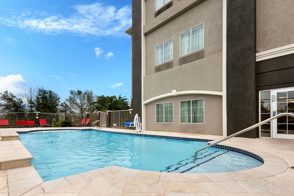 La Quinta Inn & Suites by Wyndham Alvin 7/55