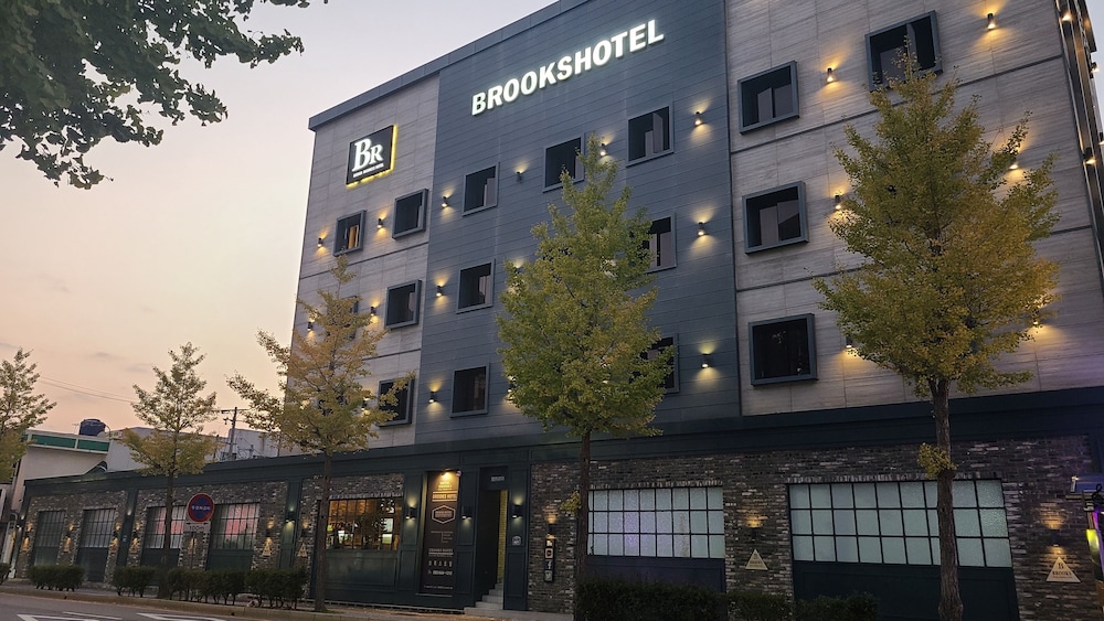 Brooks Hotel 7/50