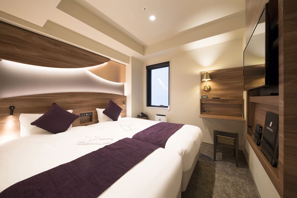 HOLLYWOOD, TWIN BEDS