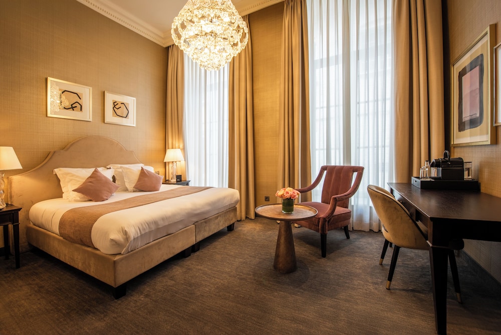 LUXURY, SUITE