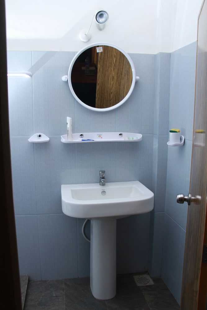 Anura Guest Inn 40/40