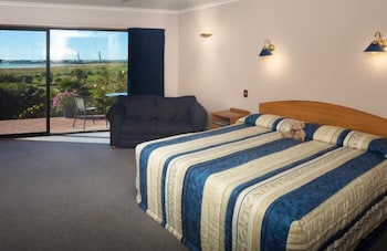Baywatch Motor Lodge 13/50