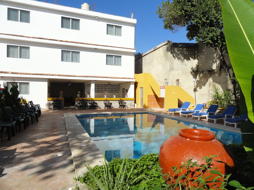 Las Dalias Inn 57/60