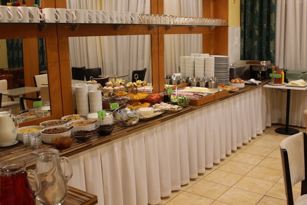 Gallery Hotel Sis 32/36
