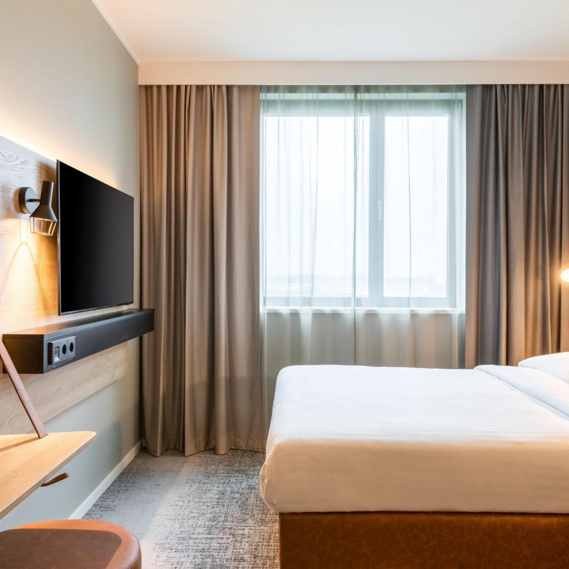 Moxy, Queen Bed