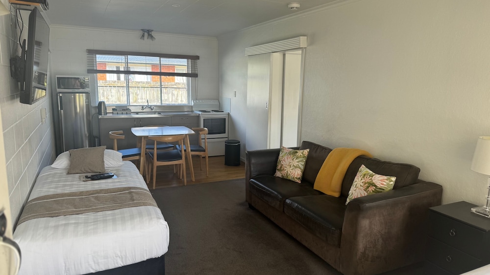 Bristol Motel 24/43