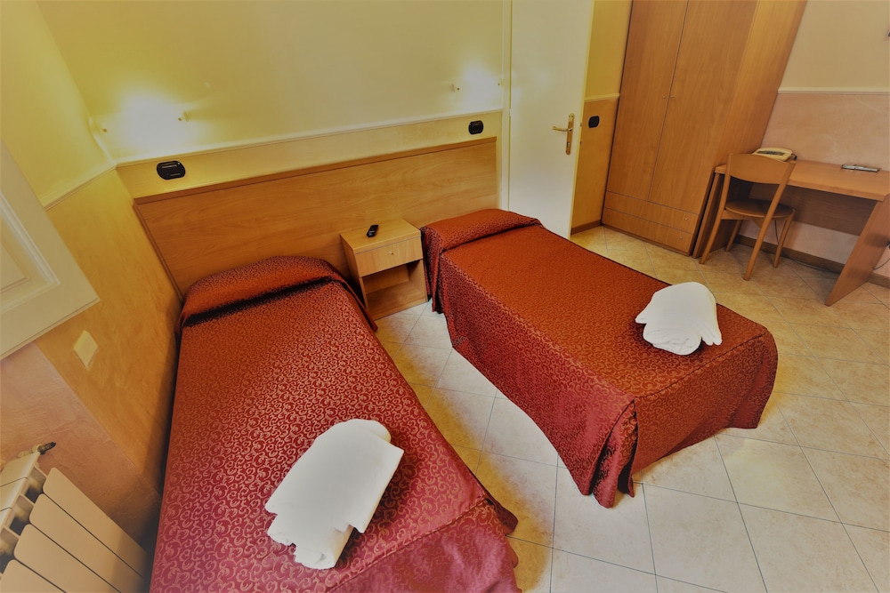 ROOM, DOUBLE BED