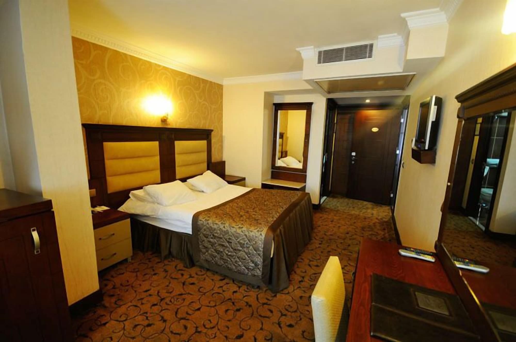 ROOM, DOUBLE BED