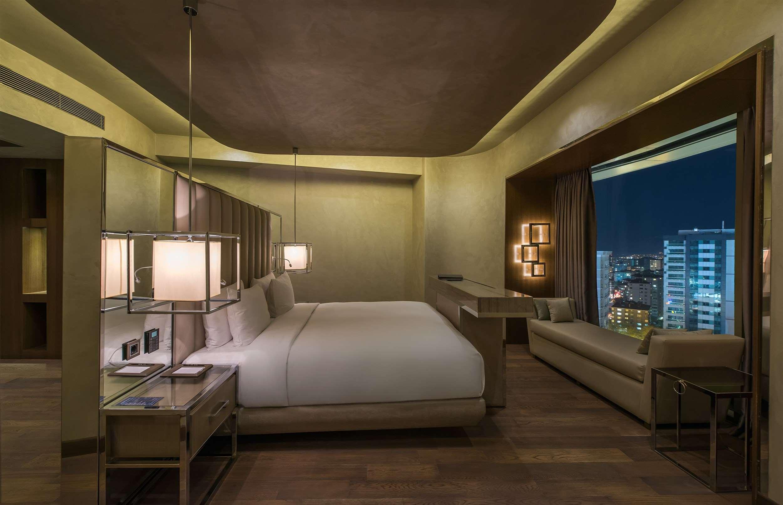 PRESIDENTIAL, SUITE, LOUNGE ACCESS