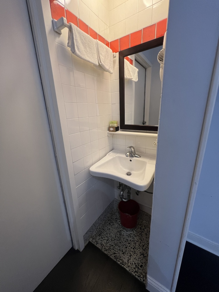 Touchstone Hotel 42/45