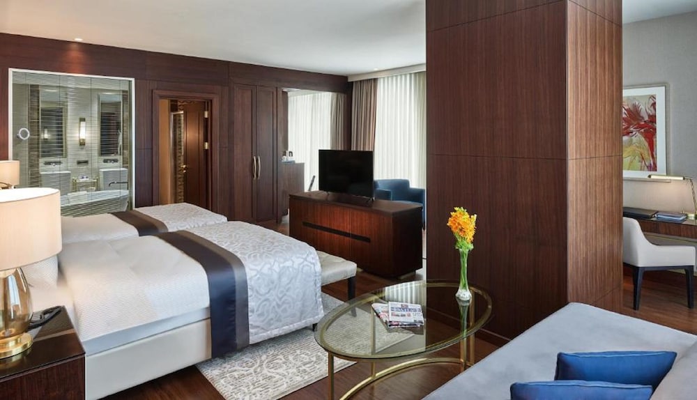 SUITE, TWIN BEDS