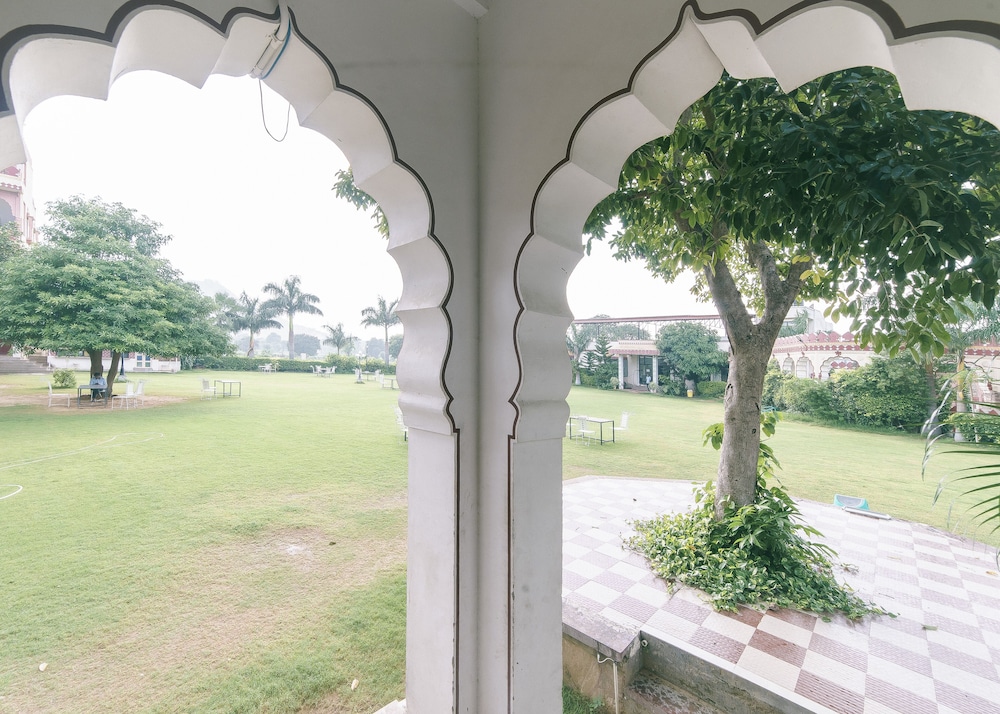 THE COUNTRY SIDE RESORT 45/48