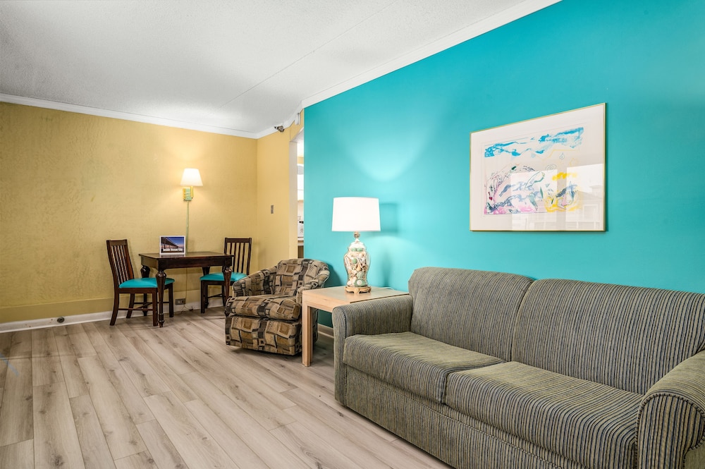 Cayman Suites Hotel 45/80