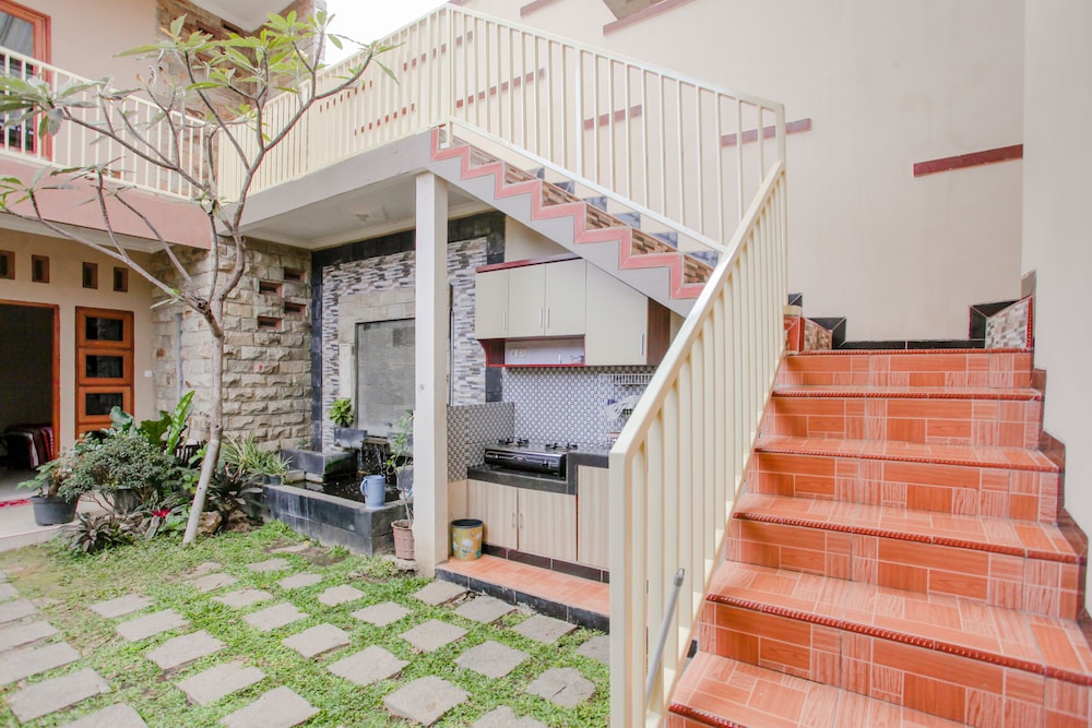 OYO 1692 Villa Akbar 3 11/48
