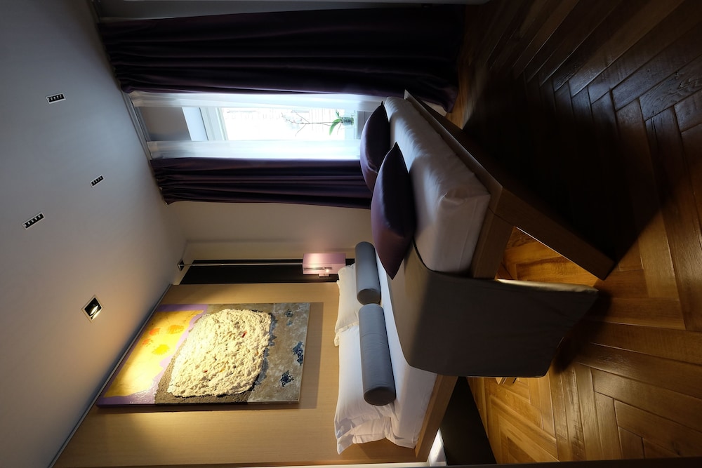 Navona Rooms 15/27