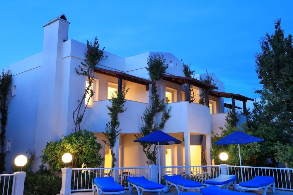 Summer Garden Suites And Beach Hotel 6/59