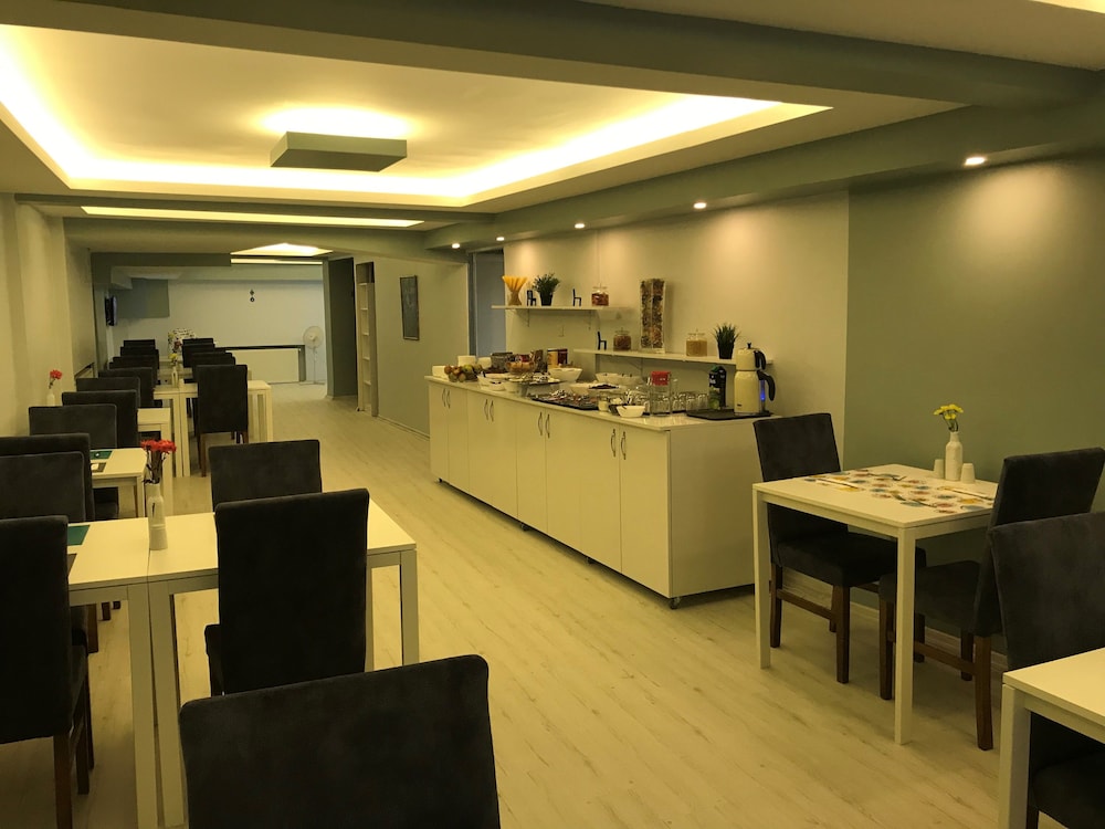 The Breeze Hotel 50/60