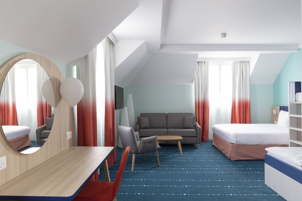Grand Magic Hotel (ex Magic Circus) 55/86