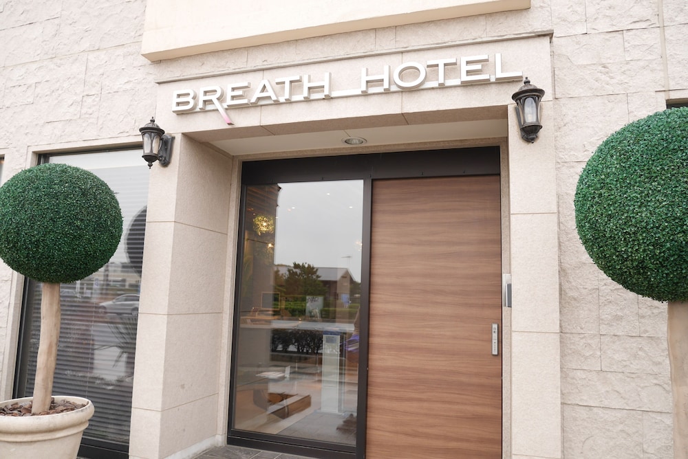 Breath Hotel 3/48