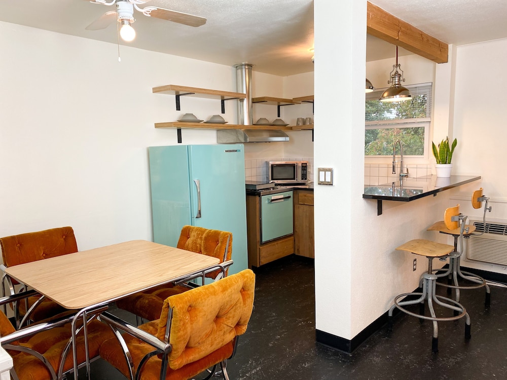 University Inn 51/63