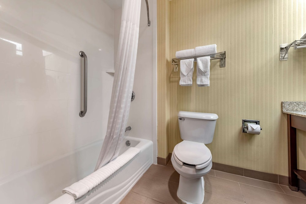 Comfort Inn & Suites Warsaw near US-30 8/44