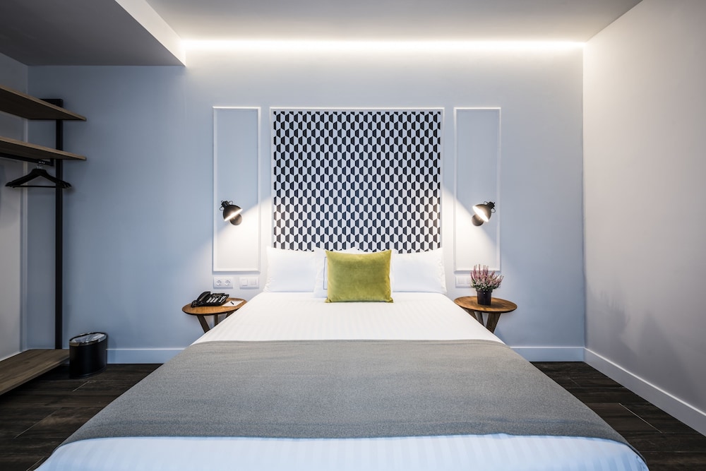 STANDARD, QUEEN BED, CITY VIEW