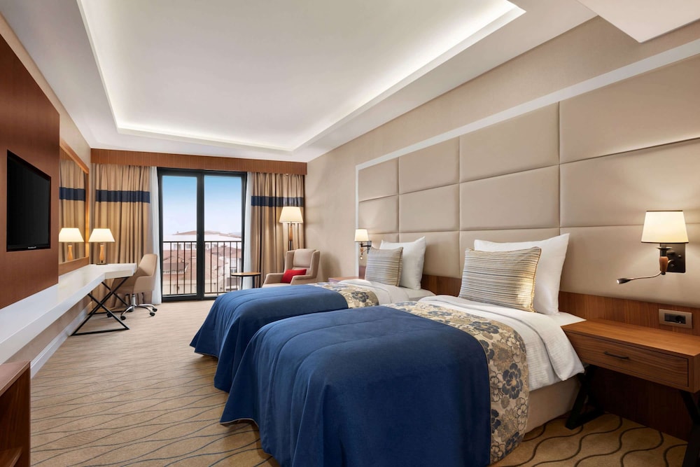 Room, Twin Beds, Smoking