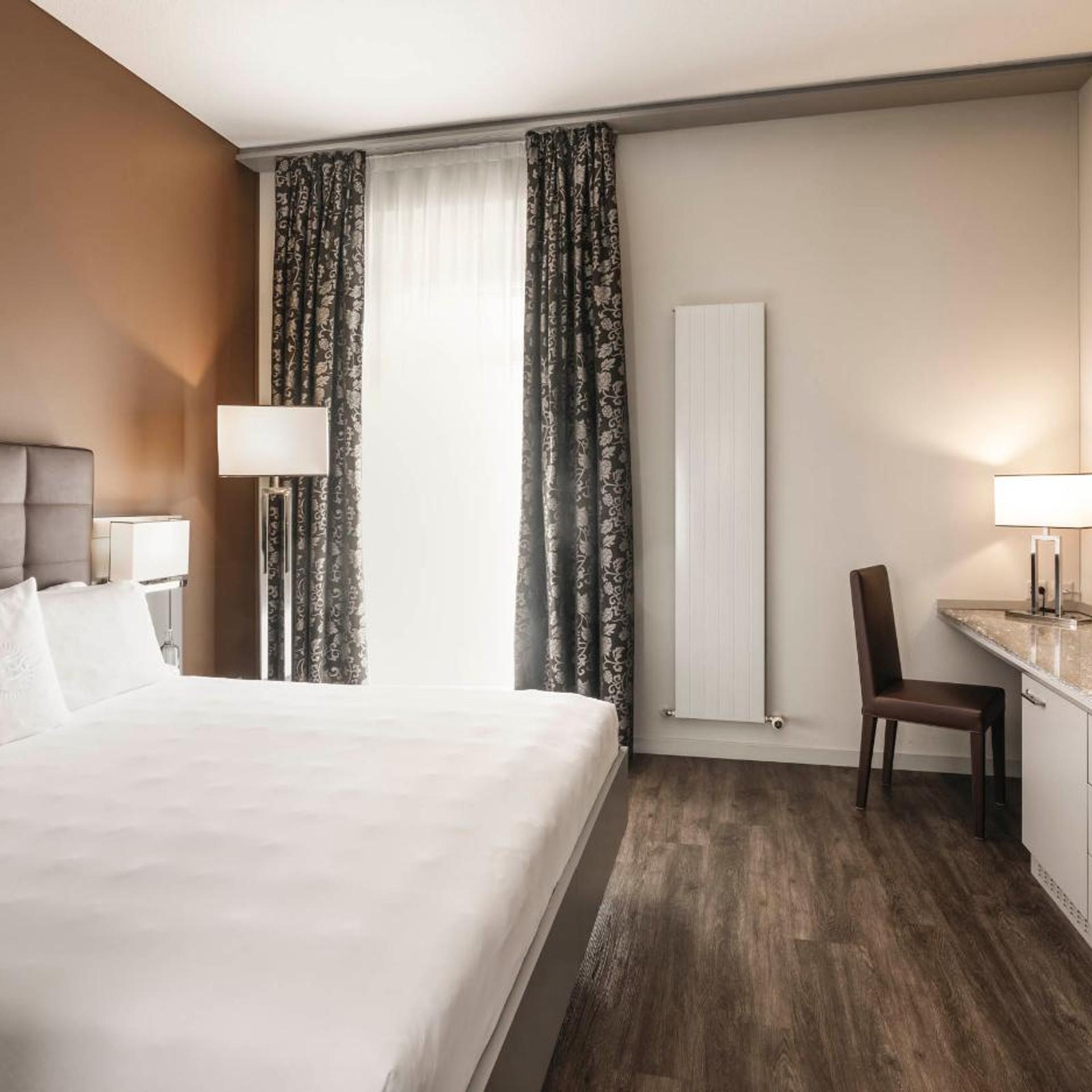 Chic, Superior, Double or Twin Bed, Lake View, Balcony