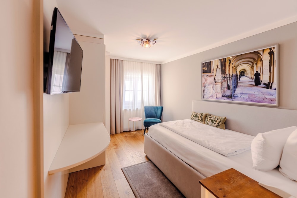 ROOM, SINGLE
