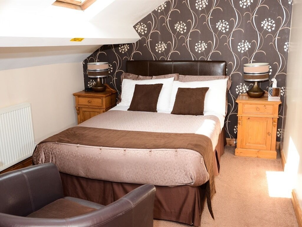 Pinewood Guest House 16/22