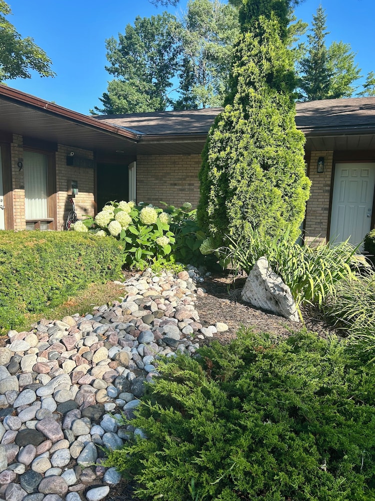 Rideau Heights Inn 51/54