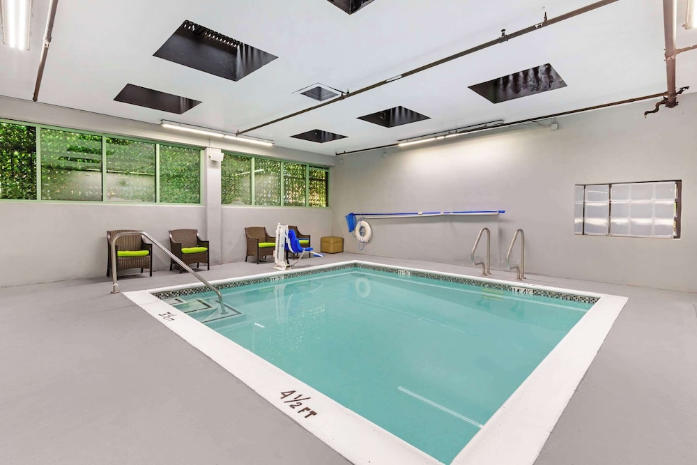 BLVD Hotel and Studios Universal-Hollywood, an Ascend Collection Hotel 46/75