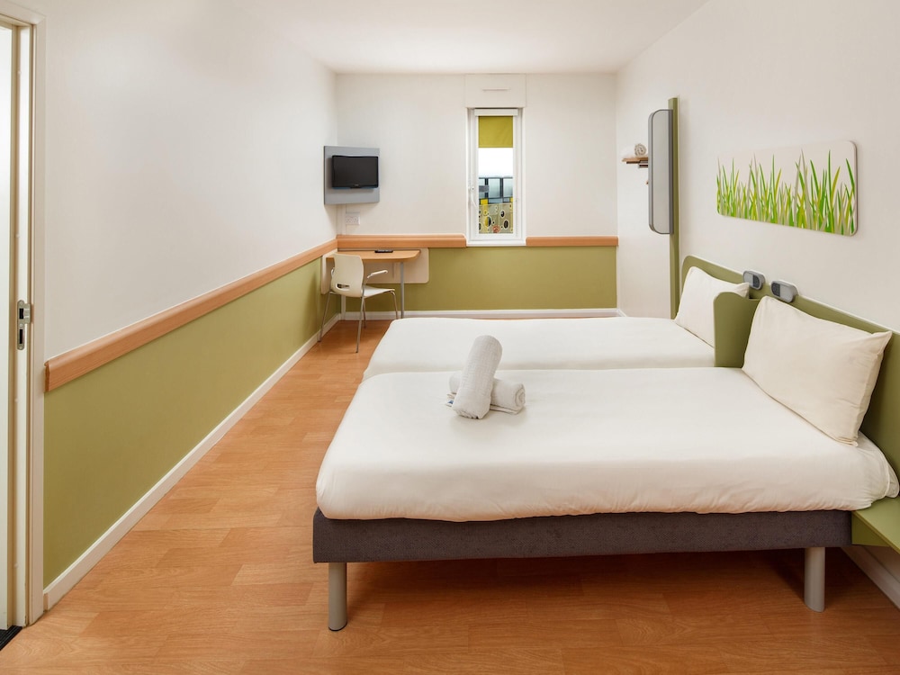 ROOM, TWIN BEDS