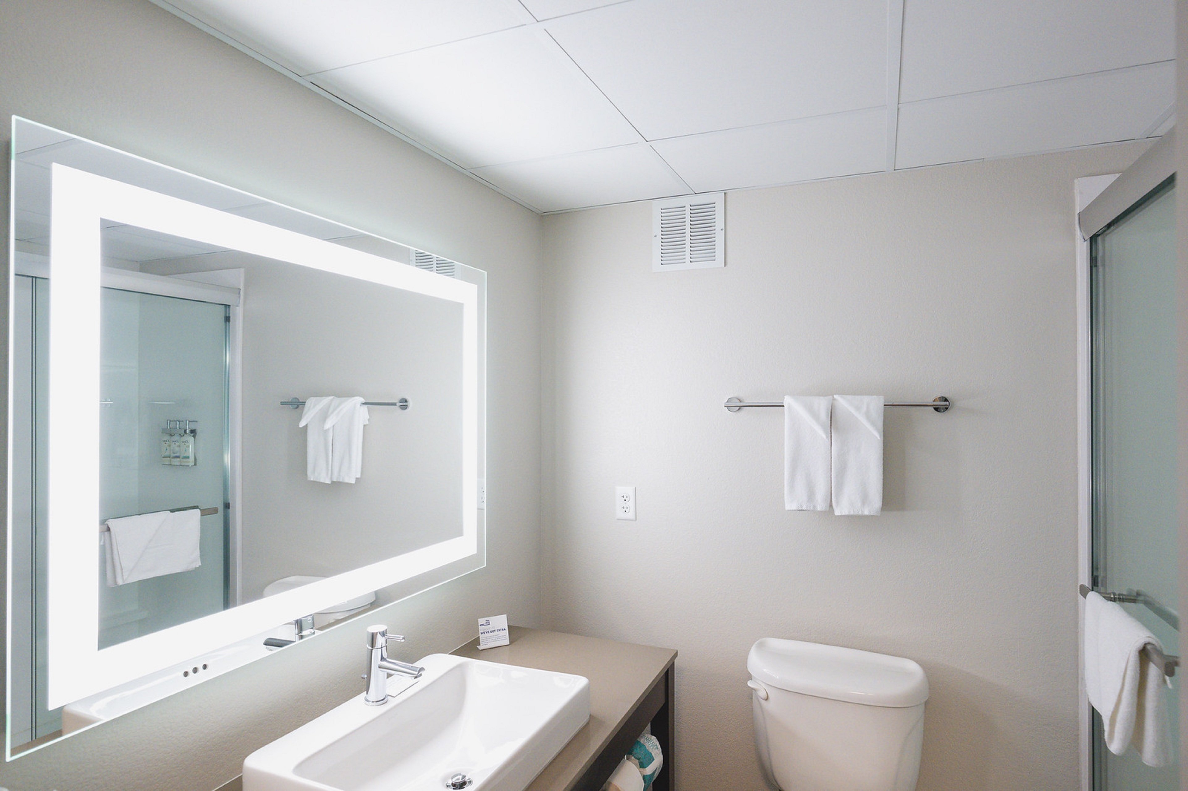 جناح بسرير كينج، Holiday Inn Express & Suites Marquette, an IHG Hotel 7/10