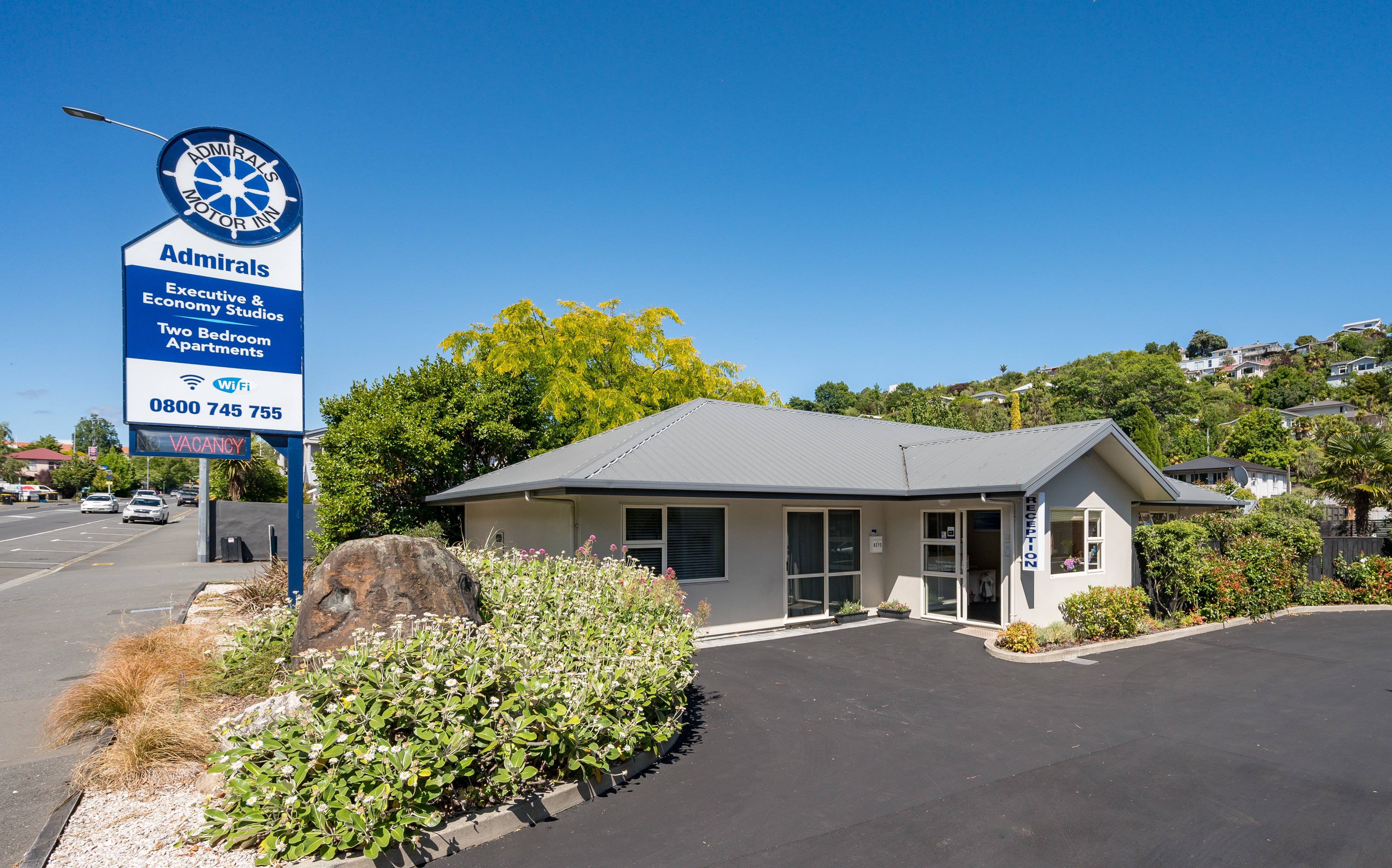 Admirals Motor Inn 4/77
