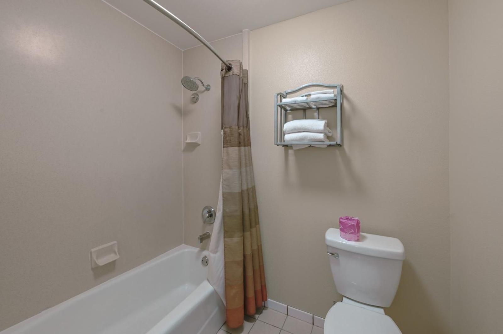 غرفة بسرير مزدوج، Gateway Inn and Suites Hotel 2/2
