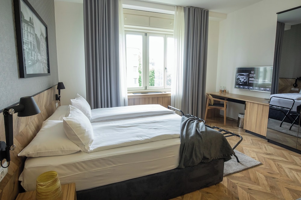 COMFORT, DOUBLE OR TWIN BED, PARK VIEW
