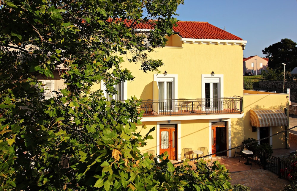 Bacan Serviced Apartments 5/64