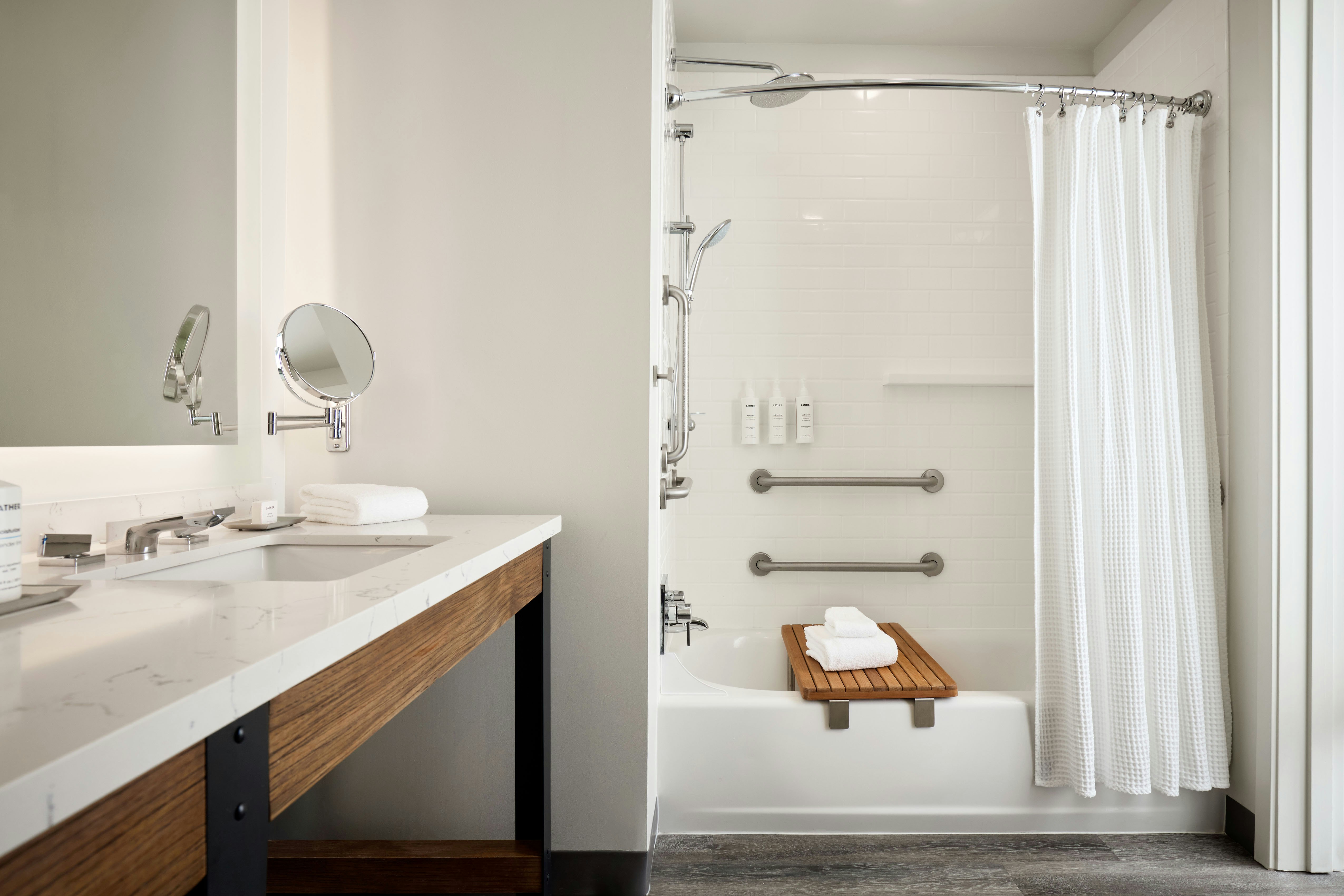 غرفة بسرير كينج بحوض استحمام لذوي الإعاقة، Archer Hotel Burlington 3/5