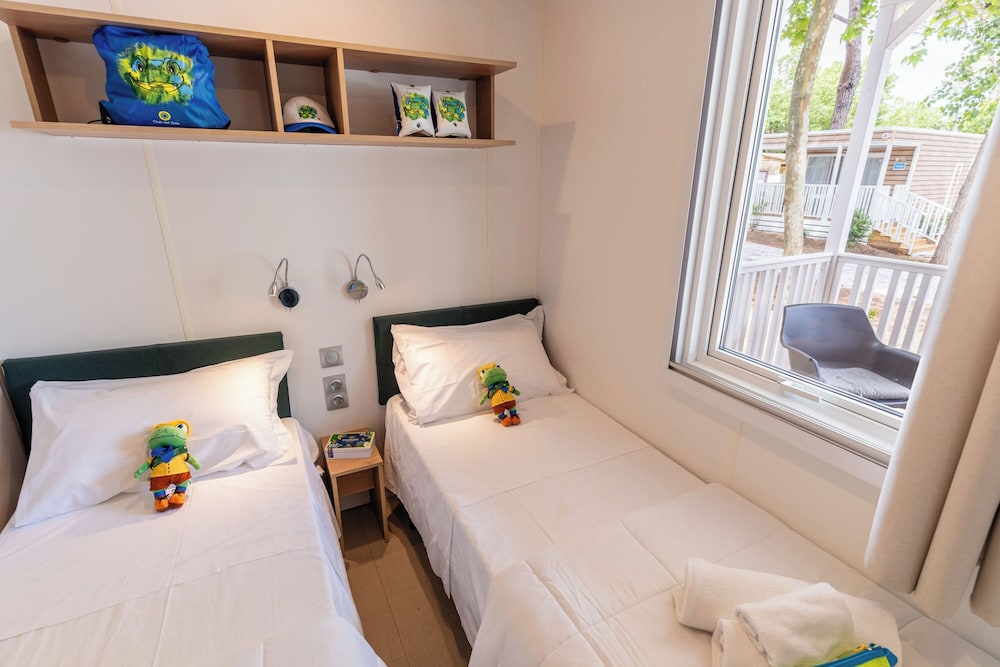 Deluxe, Family, Lodge, 1 Queen and 4 Single Beds