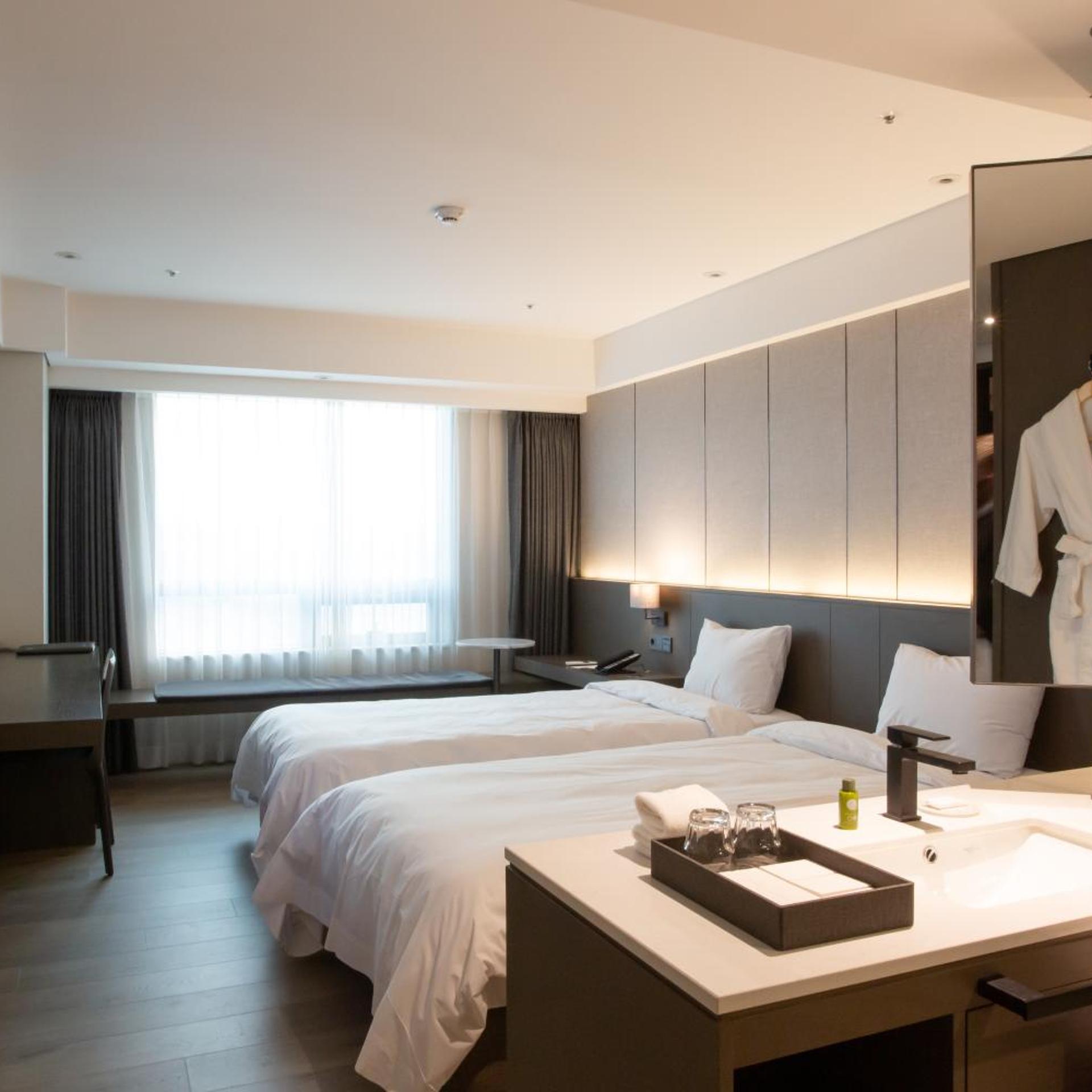 Pool, Heavenly, Deluxe, Twin Beds