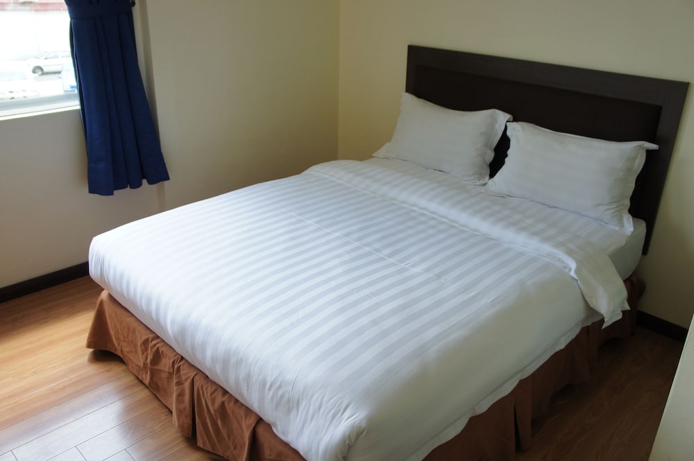 Standard, Queen Bed