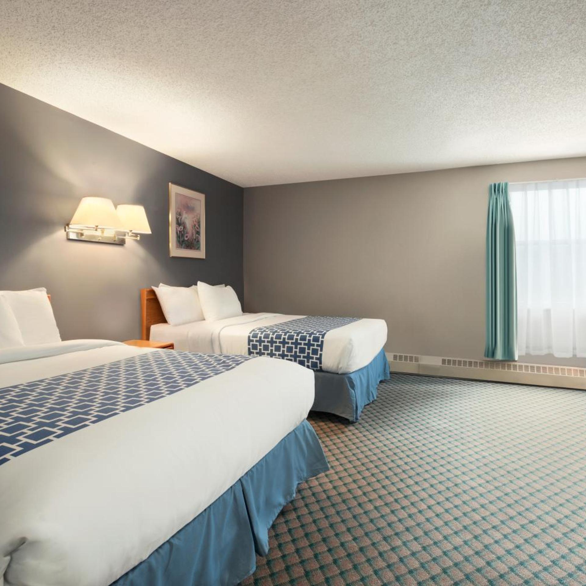 غرفة ديلوكس بسرير كينج وسريرين كوين، Travelodge by Wyndham Edmonton Airport 3/9