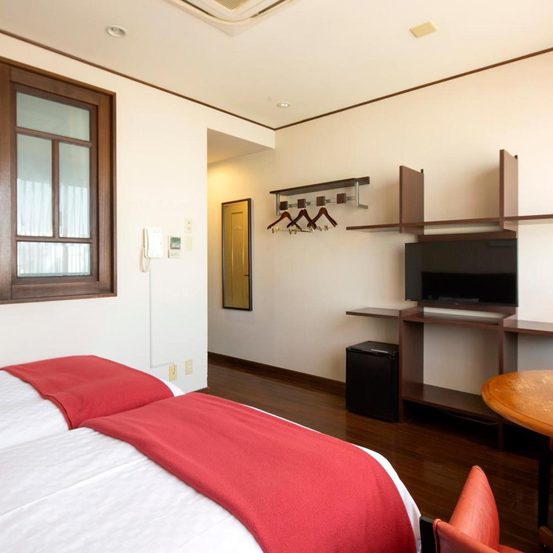 MODERATE, TWIN BEDS, SMOKING