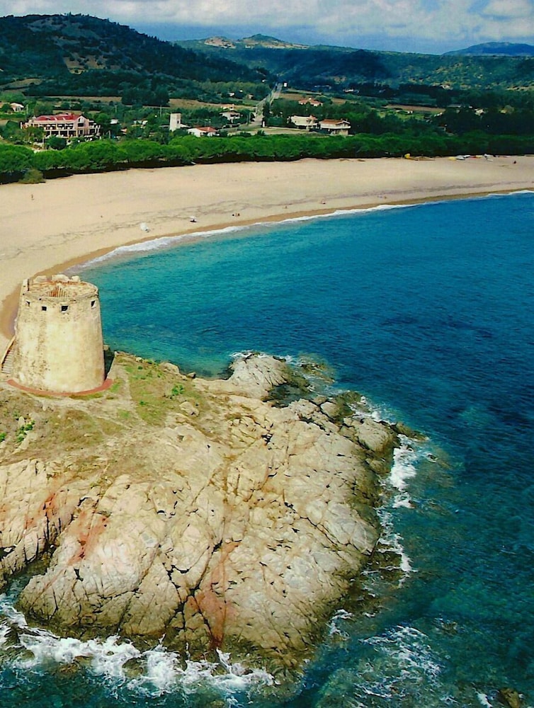 Aparthotel Domus De Janas Sul Mare 48/50